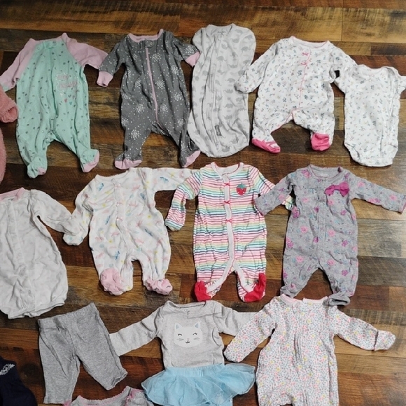 NEWBORN GIRLS CLOTHING AND  ACCESSORIES!!! HUGE BUNDLE! - Picture 3 of 14